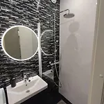 Chic Studio For Two Close To Metro דירה *