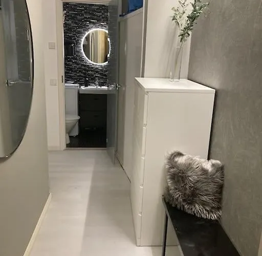 Chic Studio For Two Close To Metro Διαμέρισμα