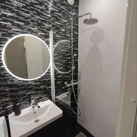 Chic Studio For Two Close To Metro Апартаменты *