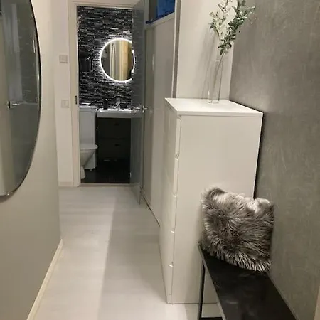 Chic Studio For Two Close To Metro Apartment