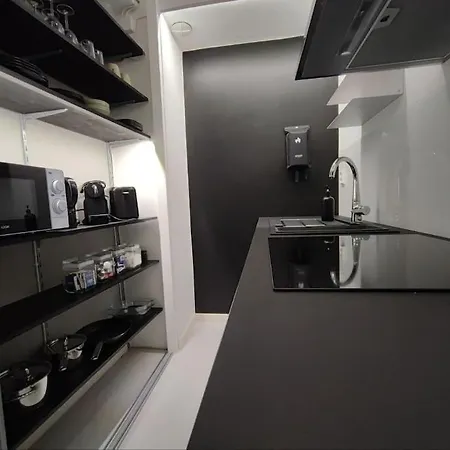 Chic Studio For Two Close To Metro Apartment