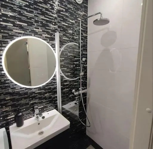 Chic Studio For Two Close To Metro Apartment *